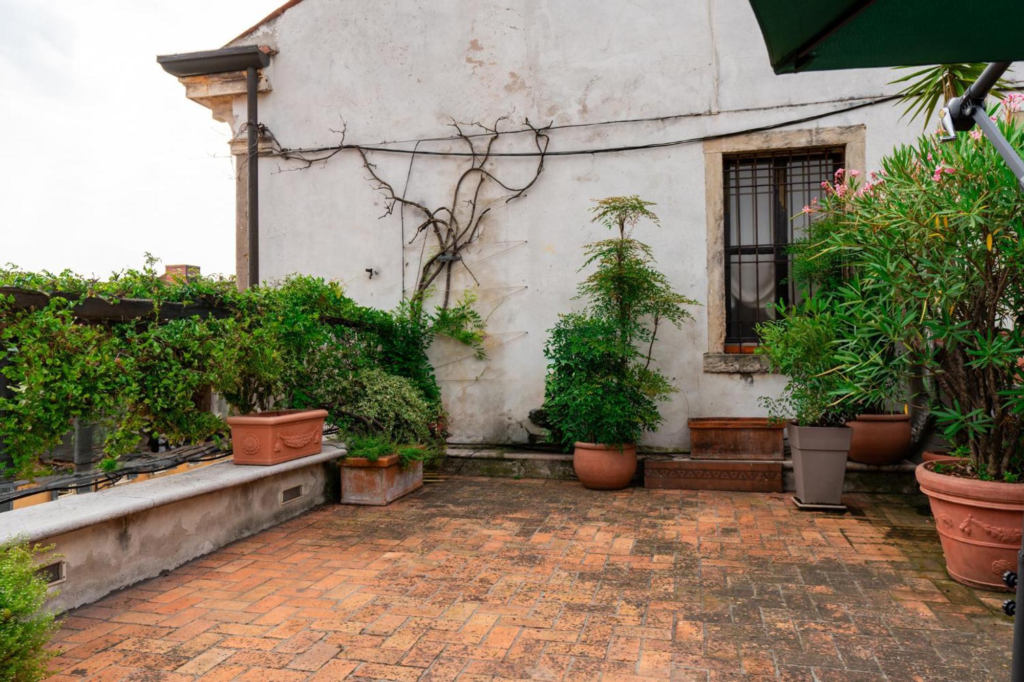 Terrazza Garibaldi By Postcardsfrom Apartment เวโรนา ภายนอก รูปภาพ